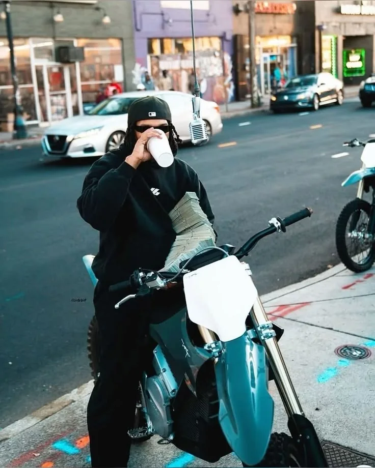 Un membre du crew sur sa moto, en pleine rue